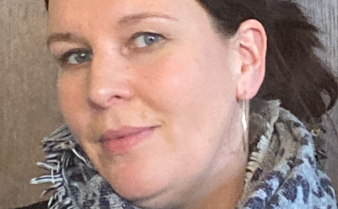 KATRIN BAHRMANNS Name könnte Programm werden. Aber zunächst hatte sie zwölf Jahre bei der Lufthansa als Flugbegleiterin gearbeitet. Seis drum, was sie in der Luft konnte, beherrscht sie auch als Bodenpersonal und wir sind sehr glücklich, dass sie mit ihrer Erfahrung unser Team bereicht.