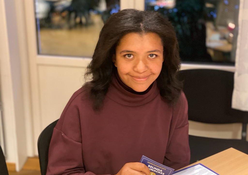 Wegas ein wenig ältere und sehr pfiffige Schwester LENI FRIEDRICHS freute sich sehr, als sie von dem Vorhaben Bunbury hörte. Grundsätzlich bevorzugt sie zwar technische Gimmicks statt gesunder Ernährung. Aber was nicht ist, kann ja noch werden. Auf jeden Fall ist sie wie alle anderen Friedrichs-Kinder mit Leidenschaft bei dem Projekt dabei.