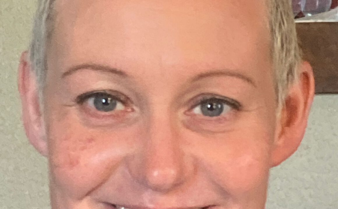 NATHALIE KAHLMANN kennt sich in der Gastrowelt exzellent aus, denn sie arbeitet bereits seit sieben Jahren im Service Solinger Clubs. Als gelernte Krankenschwester und Therapeutin, Mutter und engagierte Frau schwört sie jetzt aber auf ein anderes Arbeiten mit Menschen und so liebt sie ihre Arbeit heute in unserem Team.