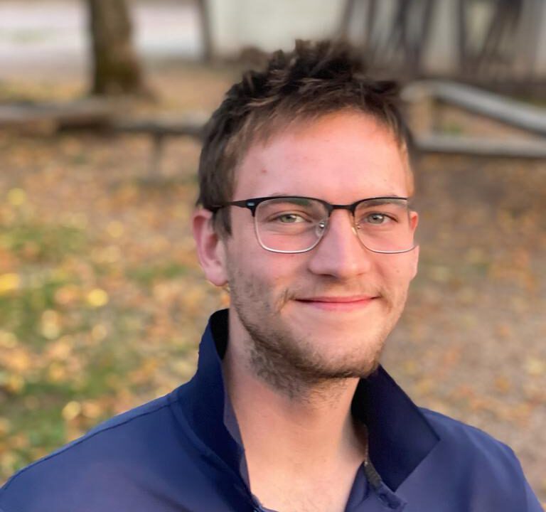 OSCAR FRIEDRICHS, Katharinas ältestes Kind, hat sein Servicetalent bereits in Schloss Hackhausen unter Beweis gestellt. Der Schlaumeier versteht sich auf das Geschäft und gewinnt bei allen Gästen durch seine freundliche und zuvorkommende Art.